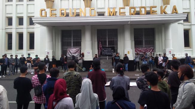 Duga Ada Penyusup, Mahasiswa Bandung Bentrok dengan Polisi