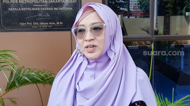 Okie Agustina saat ditemui awak media usai membuat perjanjian damai dengan travel umrah PT. Hidayatul Imam Abadi di Polres Metro Jakarta Pusat, Selasa (20/10). [Suara.com/Alfian Winanto]