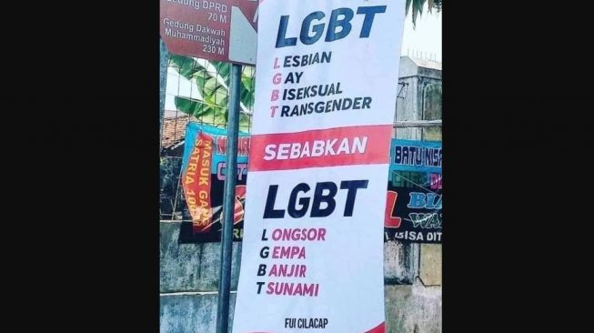 Spanduk tuduhan kaum Lesbian, Gay, Biseksual dan Transgender atau LGBT penyebab bencana di Indonesia beredar. (@tubirfess)