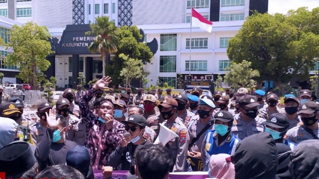 Demo Mahasiswa Lamongan Menolak UU Cipta Kerja dan Onibus Law, Selasa 20/10/2020 (Foto: TimesIndonesia)