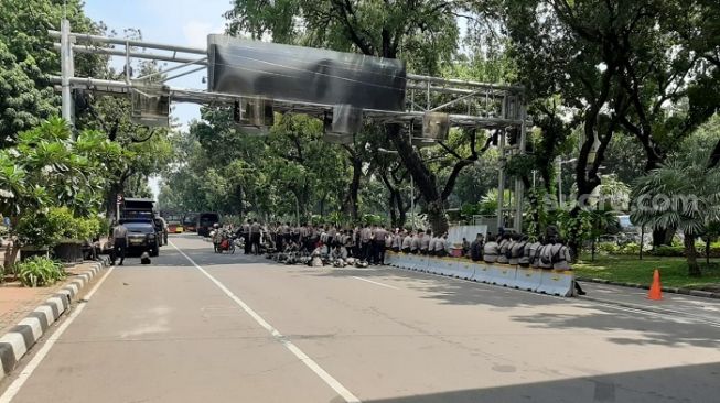 Penampakan aparat kepolisian jelang yang bakal mengawal demo satu tahun Jokowi-Maruf di depan Istana Negara, Jakarta. (Suara.com/Arga).