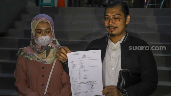 Atin, Istri pertama suami Nita Thalia, Nurdin Rudithya dan kuasa hukumnya menunjukkan surat laporan kepolisian usai melaporkan Adik Nita Thalia, Seny Amelia dengan dugaan pencemaran nama baik di Polda Metro Jaya, Jakarta Selatan, Selasa (20/10). [Suara.com/Alfian Winanto]