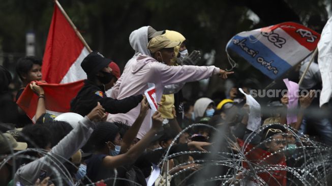 Sejumlah massa dari berbagi elemen masyarakat melakukan aksi unjuk rasa di kawasan Patung Kuda, Jakarta, Selasa (20/10/2020). [Suara.com/Angga Budhiyanto]