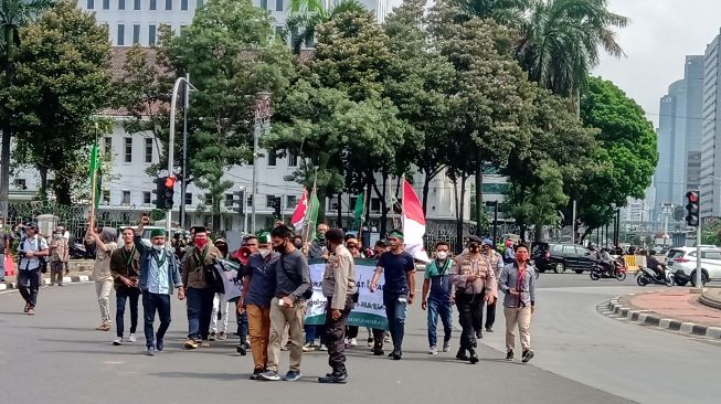 Patung Kuda Dipenuhi Mahasiswa