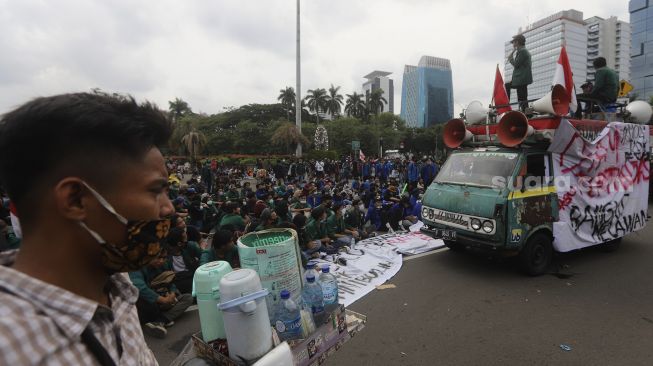 Mahasiswa yang tergabung dalam Badan Eksekutif Mahasiswa Seluruh Indonesia (BEM SI) melakukan aksi unjuk rasa di kawasan Patung Kuda, Jakarta, Selasa (20/10/2020). [Suara.com/Angga Budhiyanto]