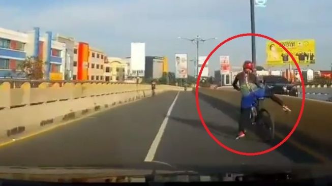 Viral Pesepeda Nyaris Menantang Maut di Jalan, Kok Ambil Lajur Kanan?