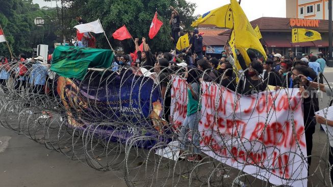 Sejumlah mahasiswa mulai memenuhi kawasan Istana Bogor, Jawa Barat, untuk melakukan demo terkait kinerja setahun Jokowi-Ma'ruf, Selasa (20/10/2020). [Suara.com/Andi Ahmad Sulaendi]