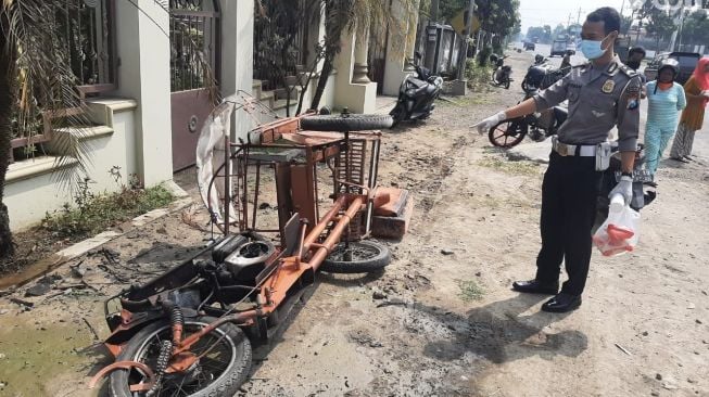 Tukang Becak Terlempar dan Tewas Setelah Tertabrak Mercedes Benz di Jombang