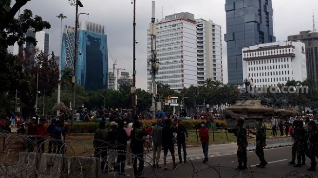 Massa Letuskan Petasan, Polisi: di Sini Kita Saudara, Jangan Buat Rusuh!