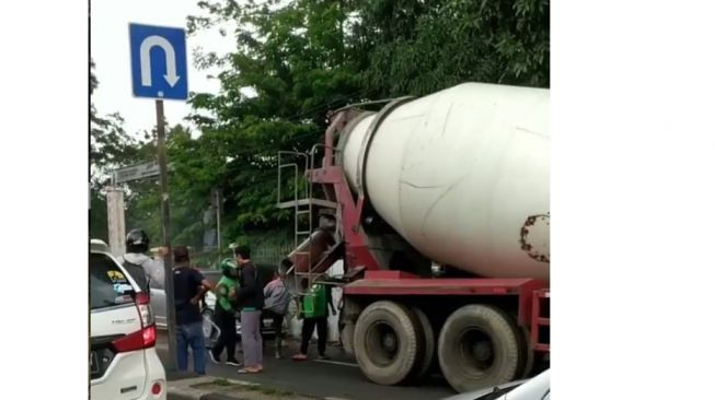 Ibu Rumah Tangga Tewas Terlindas Truk Molen di Batam Saat Membeli Takjil