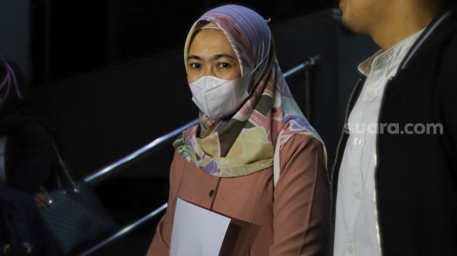 Atin, Istri pertama suami Nita Thalia, Nurdin Rudithya saat ditemui usai melaporkan Adik Nita Thalia, Seny Amelia dengan dugaan pencemaran nama baik di Polda Metro Jaya, Jakarta Selatan, Selasa (20/10). [Suara.com/Alfian Winanto]