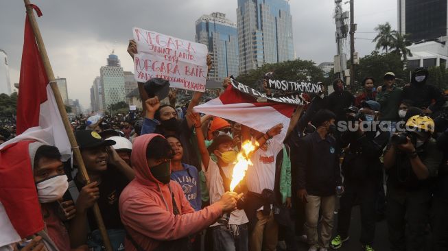 Sejumlah massa dari berbagi elemen masyarakat melakukan aksi unjuk rasa di kawasan Patung Kuda, Jakarta, Selasa (20/10/2020). [Suara.com/Angga Budhiyanto]