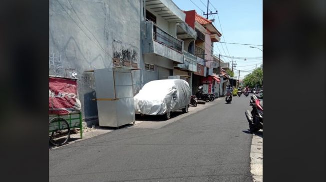 Mobil parkir di pinggir jalan jadi sorotan (Facebook)