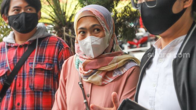 Atin, Istri pertama suami Nita Thalia, Nurdin Rudithya saat ditemui untuk melaporkan Adik Nita Thalia, Seny Amelia dengan dugaan pencemaran nama baik di Polda Metro Jaya, Jakarta Selatan, Selasa (20/10). [Suara.com/Alfian Winanto] 