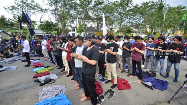 Demo Berlanjut di Kalbar, Mahasiswa Awali Salat Berjemaah