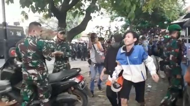 Pendemo pelajar dijemput orangtuanya di Bogor (Suara.com)