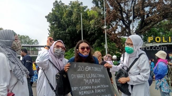 Ucapkan Ultah ke Mama saat Demo, Mahasiswa Ini Mendadak Didekati Emak-emak