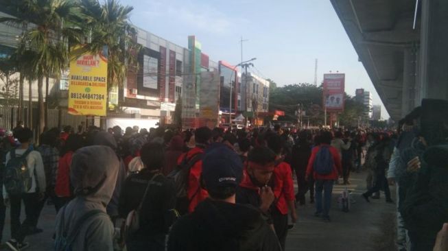 Ricuh! Pendukung Paslon Walikota Makassar Acungkan Parang Kejar Demonstran