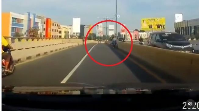 Pesepeda nyaris kena seruduk mobil yang melintas di jembatan layang (Instagram)