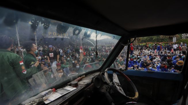 Mahasiswa yang tergabung dalam Badan Eksekutif Mahasiswa Seluruh Indonesia (BEM SI) melakukan aksi unjuk rasa di kawasan Patung Kuda, Jakarta, Selasa (20/10/2020). [Suara.com/Angga Budhiyanto]