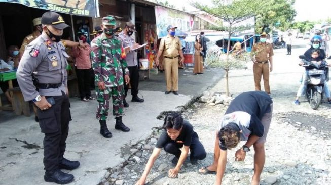 Tak Pakai Masker, Puluhan Pengguna Jalan di Toili Disuruh Bersihkan Sampah