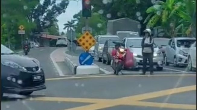 Aksi unik pemotor menunggu lampu merah (TikTok)