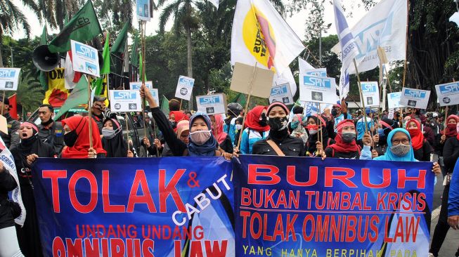 Ribuan Buruh FSP LEM SPSI Geruduk Istana, Desak Jokowi Terbitkan Perppu
