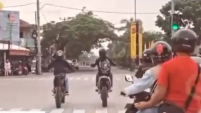 Viral Aksi Wheelie Pemotor Berujung Crash, Aksi Emak-emak Jadi Penyebabnya