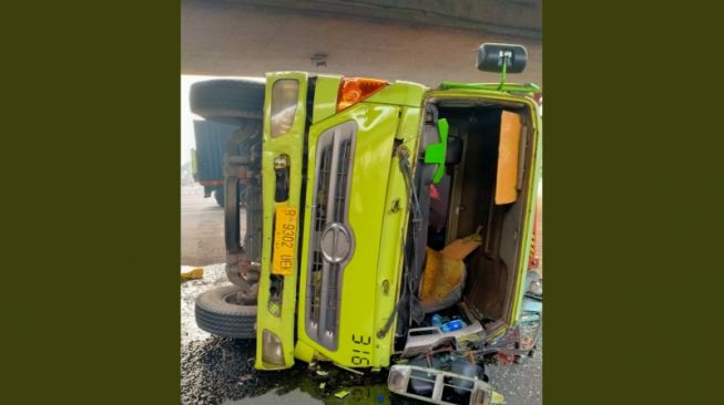 Truk Kontainer Terguling di Kolong Tol Tomang, Polisi Sampai Blokade Jalan