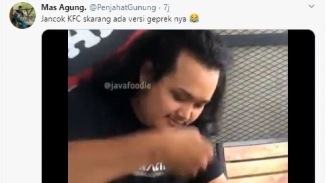 Pesan Ayam Cepat Saji, Cara Pria Ini Geprek Sendiri Ayamnya Bikin Ngakak