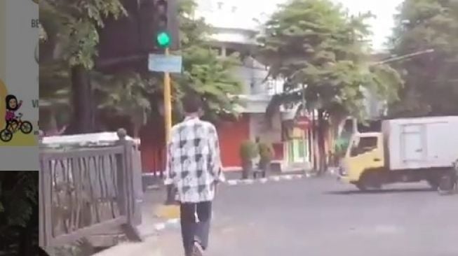 Viral Pejalan Kaki Ikut Antrean Kendaraan saat Lampu Merah Menyala