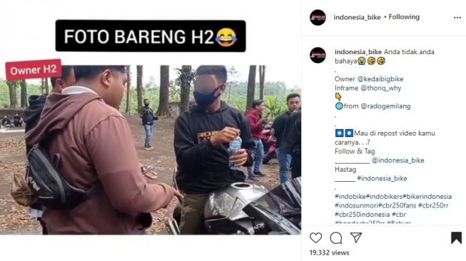 Viral pemotor ngebet foto bareng motor mahal. (Instagram/@radogemilang)