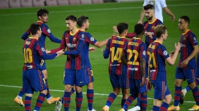 Para pemain Barcelona merayakan gol Lionel Messi ke gawang Ferencvaros dalam laga fase grup Liga Champions di Camp Nou. LLUIS GENE / AFP