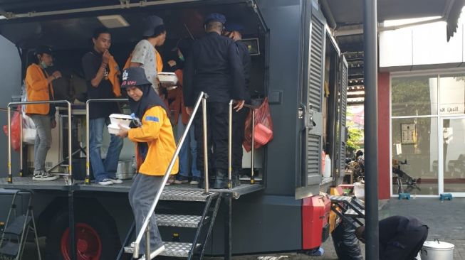 Pengunjuk Rasa Tolak Omnibus Law Serbu Dapur Lapangan Brimob Polda Sulsel