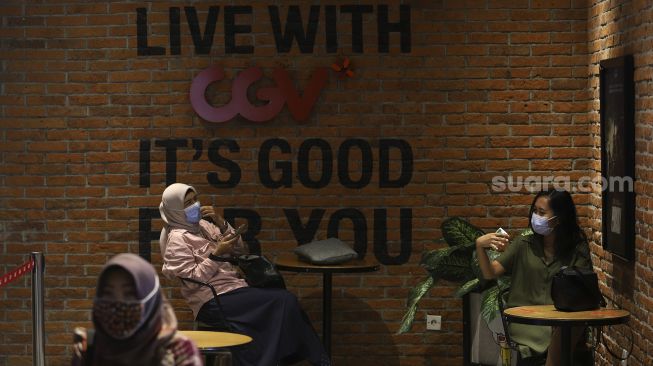 Pengunjung menunggu waktu pemutaran film di bioskop CGV Cinemas Grand Indonesia, Jakarta, Rabu (21/10/2020). [Suara.com/Angga Budhiyanto]