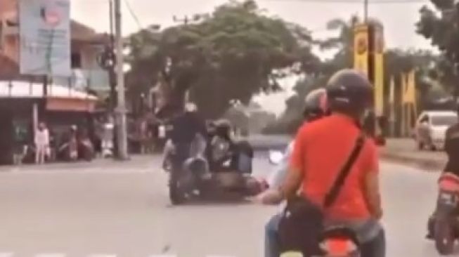 Crash pemotor dan emak-emak di persimpangan jalan (Instagram)