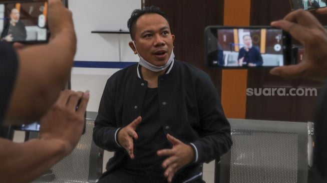 Vicky Prasetyo ditemui awak media saat saat sidang lanjutan kasus pencemaran nama baik dengan mantan istrinya, Angel Lelga di Pengadilan Negeri Jakarta Selatan, Rabu (21/10). [Suara.com/Alfian Winanto]