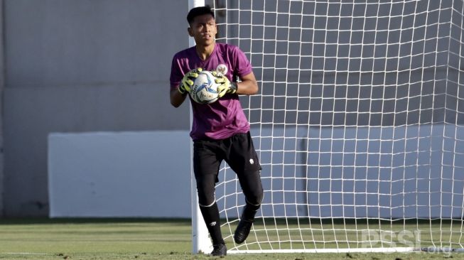 Kiper Timnas Indonesia U-16, Raka Octa Bernanda, melakoni jelang melawan UEA U-16 pada pertandingan uji coba internasional di Dubai. [dok. PSSI]