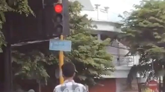 Video Pejalan Kaki Ikut Berhenti saat Lampu Merah, Padahal Tidak Naik Motor