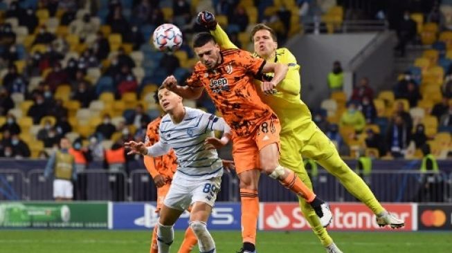 Kiper Juventus Wojciech Szczesny mengamankan gawangnya dari ancaman pemain Dynamo Kiev dalam pertandingan Grup H Liga Champions di Stadion NSK Olimpiyskiy, Selasa (20/10/2020). [AFP]