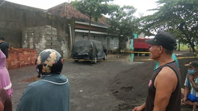 Warga melihat lokasi penemuan jasad seorang wanita yang terbakar di dalam mobil di Cendana, Desa Toriyo, Kecamatan Bendosari, Kabupaten Sukoharjo, Rabu (21/10/2020). (ist/solopos.com)