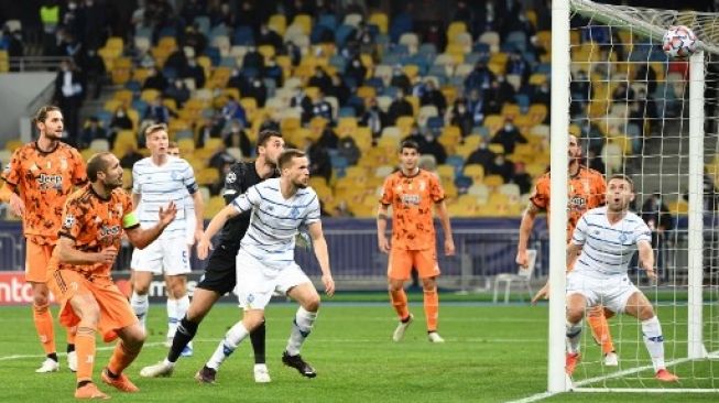 Pemain Juventus Alvaro Morata menjebol gawang Dynamo Kiev dalam pertandingan Grup H Liga Champions di Stadion NSK Olimpiyskiy, Selasa (20/10/2020). [AFP]