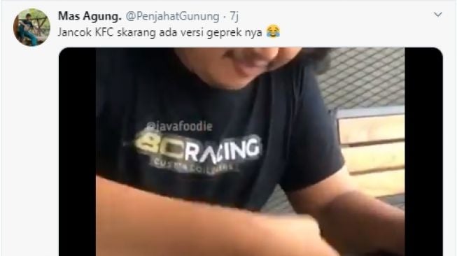 Video yang makan ayam cepat saji digeprek sendiri. - (Twitter/@PenjahatGunung)