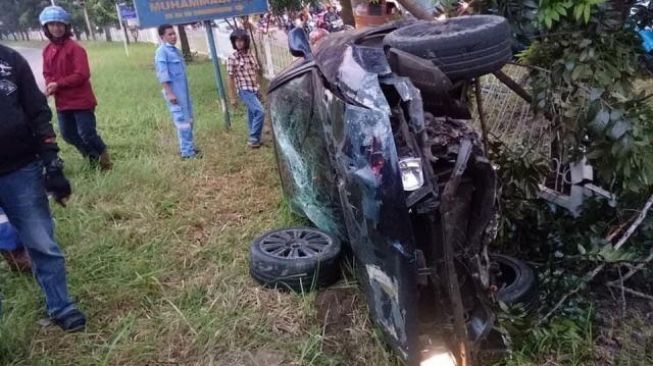 Kecelakaan Maut di Tembesi, Mobil Hancur Hingga Ban Terpental