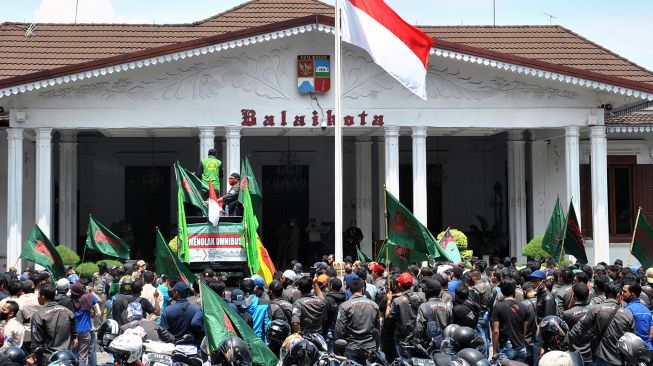 Ratusan buruh dari berbagai serikat pekerja di Bogor berunjuk rasa menolak UU Omnibus Law Cipta Kerja di Plaza Balai Kota Bogor, Jawa Barat, Rabu (21/10/2020).  [ANTARA FOTO/Arif Firmansyah]