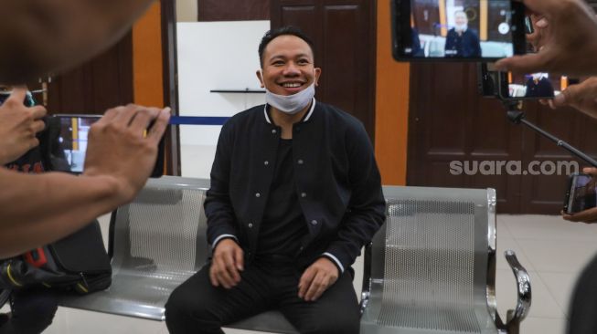 Vicky Prasetyo saat menunggu sidang lanjutan kasus pencemaran nama baik dengan mantan istrinya, Angel Lelga di Pengadilan Negeri Jakarta Selatan, Rabu (21/10). [Suara.com/Alfian Winanto]