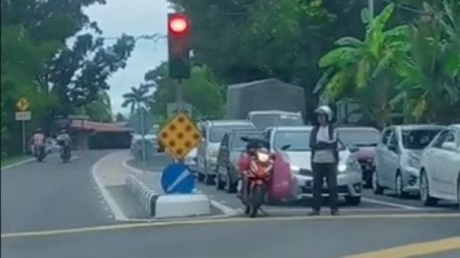 Geram Tunggu Lampu Merah, Pria Ini Tega Tinggalkan Motornya di Jalan