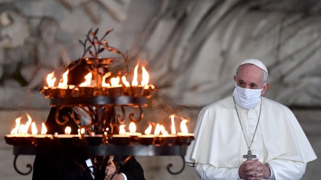 Paus Fransiskus yang mengenakan masker menghadiri upacara perdamaian dengan perwakilan dari berbagai agama di Alun-alun Campidoglio di Roma pada 20 Oktober 2020 [AFP/Andreas Solaro].