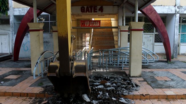 Pekerja dengan alat berat melakukan pembongkaran bangunan Stadion Mattoangin Andi Mattalatta di Makassar, Sulawesi Selatan, Rabu (21/10/2020).   [ANTARA FOTO/Abriawan Abhe]