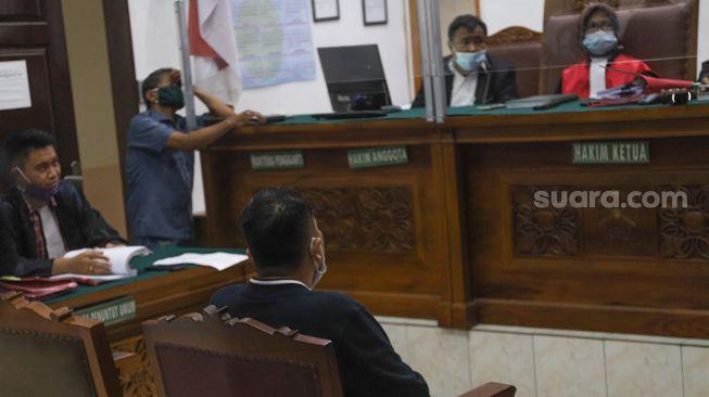 Vicky Prasetyo saat mengikuti sidang lanjutan kasus pencemaran nama baik dengan mantan istrinya, Angel Lelga di Pengadilan Negeri Jakarta Selatan, Rabu (21/10). [Suara.com/Alfian Winanto]